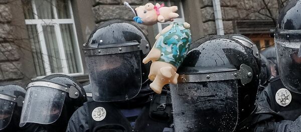 Участники акции закидали сотрудников полиции игрушечными свиньями Участники акции закидали сотрудников полиции игрушечными свиньями - Sputnik Литва