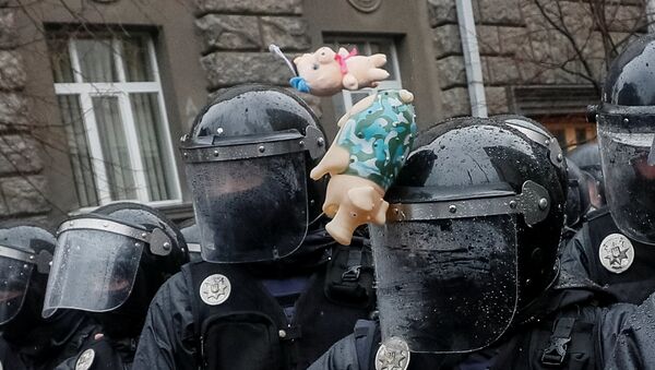Участники акции закидали сотрудников полиции игрушечными свиньями - Sputnik Литва