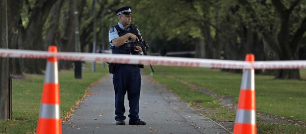 Полицейский рядом с одной из мечетей в Крайстчерче, Новая Зеландия, через несколько дней после стрельбы, 20 марта 2019 года - Sputnik Литва