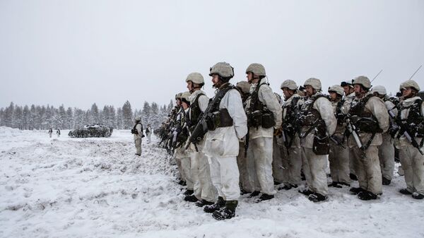 Как бы ветром не сдуло: американских военных проверят на морозоустойчивость Как бы ветром не сдуло: американских военных проверят на морозоустойчивость - Sputnik Литва
