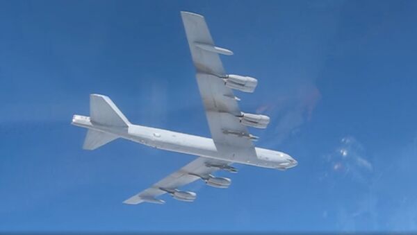 Минобороны России опубликовало видео сопровождения стратегического бомбардировщика B-52H ВВС США над Балтикой - Sputnik Lietuva