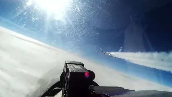Перехват истребителем Су-27 самолета-разведчика США над Балтикой