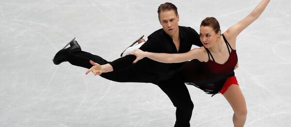 Литовские фигуристы Эллисон Рид и Саулюс Амбрулевичюс исполняют танец на льду, Чемпионат мира по фигурному катанию, 22 марта 2019 года - Sputnik Литва