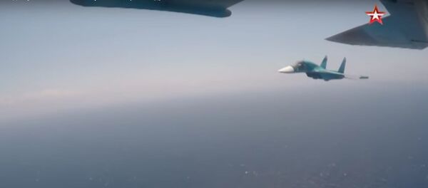 Появилось видео ухода Су-35 от огня противника с помощью тепловых пушек - Sputnik Литва
