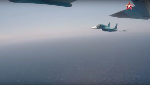 Появилось видео ухода Су-35 от огня противника с помощью тепловых пушек - Sputnik Литва