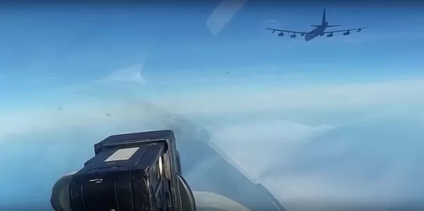 Su-27 du kartus per dieną palydėjo JAV B-52 virš Baltijos jūros Su-27 du kartus per dieną palydėjo JAV B-52 virš Baltijos jūros - Sputnik Lietuva