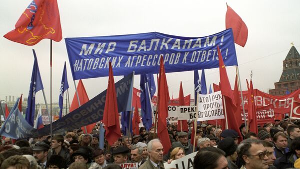 Митинг на Васильевском спуске близ Кремля в Москве против агрессии НАТО в Югославии, 7 апреля 1999 года - Sputnik Литва
