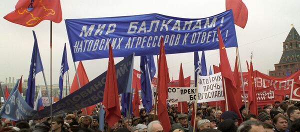 Mitingas šalia Kremliaus Maskvoje prieį NATO agresiją Jugoslavijoje, 1999 metų balandžio 7 dieną Mitingas šalia Kremliaus Maskvoje prieį NATO agresiją Jugoslavijoje, 1999 metų balandžio 7 dieną - Sputnik Lietuva