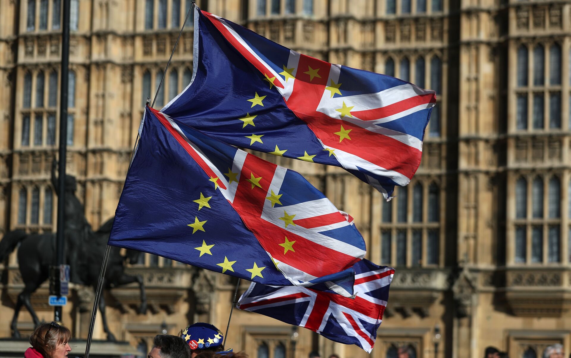 Почему в британии приспущены флаги. Брексит Британия. Европейский Союз и Брексит. Великобритания и Европейский Союз. Британия и Евросоюз.