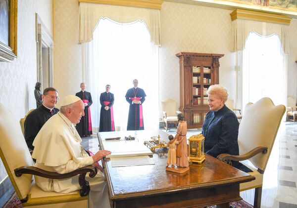 Президент Литвы подарила папе римскому альбом о литовских партизанах - Sputnik Литва