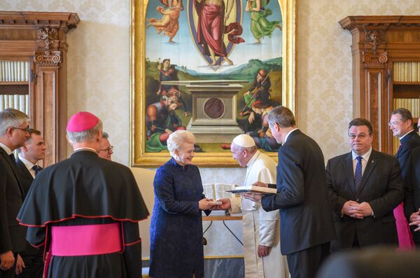 Президент Литвы подарила папе римскому альбом о литовских партизанах - Sputnik Литва