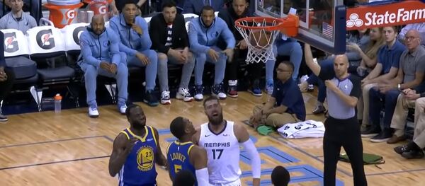 Йонас Валанчюнас против Голден Стэйт Уорриорз - Sputnik Литва