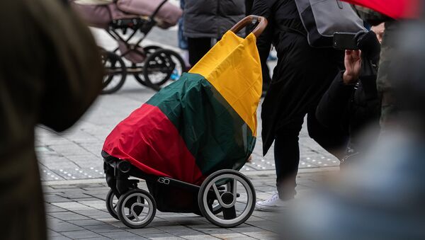 Детская коляска, обмотанная флагом Литвы, архивное фото - Sputnik Lietuva