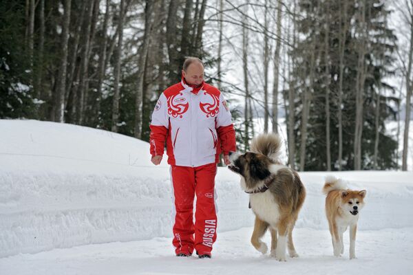 Президент России Владимир Путин с собаками Баффи и Юмэ на прогулке - Sputnik Литва