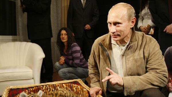 Владимир Путин познакомил журналистов с подаренным ему тигренком - Sputnik Литва