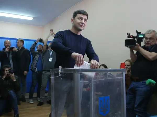 Ukrainos prezidento lenktynių lyderiai balsavo rinkimuose Ukrainos prezidento lenktynių lyderiai balsavo rinkimuose - Sputnik Lietuva