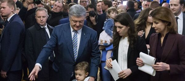 Petro Porošenko balsuoja Ukrainos prezidento rinkimuose, 2019 kovo 31 dieną Petro Porošenko balsuoja Ukrainos prezidento rinkimuose, 2019 kovo 31 dieną - Sputnik Lietuva