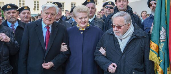Экс-президент Валдас Адамкус (слева), президент Литвы Даля Грибаускайте и Витаутас Ландсбергис (справа) - Sputnik Литва