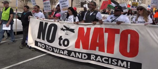 Сотни людей вышли на митинг против НАТО в Вашингтоне - Sputnik Литва