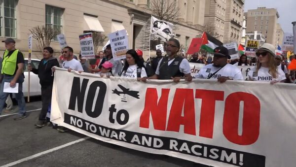Сотни людей вышли на митинг против НАТО в Вашингтоне - Sputnik Литва