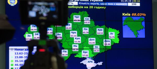 Монитор в ЦИКе во время пресс-конференции о результатах подсчета голосов президентских выборов на Украине - Sputnik Литва
