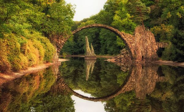 Мост Rakotzbrücke в парке Кромлау в Габленце, Германия - Sputnik Литва
