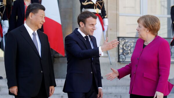 Лидер Китая Си Цзиньпин, президент Франции Эмманюэль Макрон и канцлер Германии Ангела Меркель после встречи в Елисейском дворце в Париже, 26 марта 2019 года - Sputnik Литва