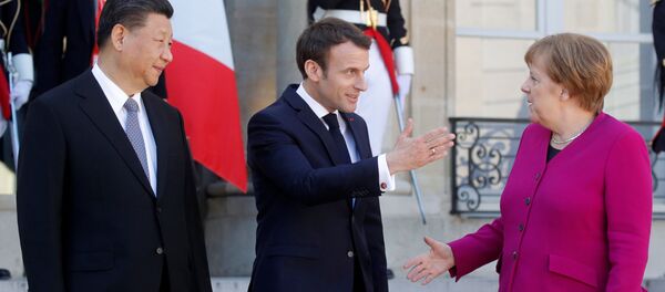 Лидер Китая Си Цзиньпин, президент Франции Эмманюэль Макрон и канцлер Германии Ангела Меркель после встречи в Елисейском дворце в Париже, 26 марта 2019 года - Sputnik Литва
