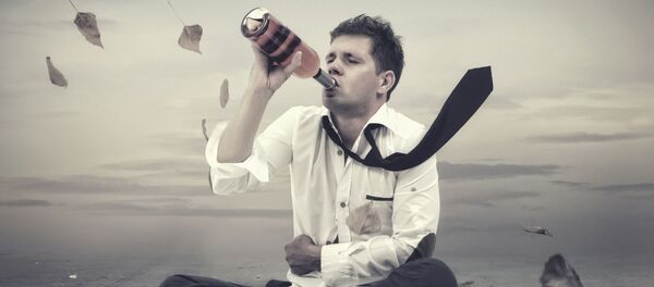 Мужчина пьет из бутылки на улице, архивное фото Мужчина пьет из бутылки на улице, архивное фото - Sputnik Lietuva