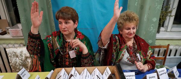 Члены местной избирательной комиссии работают на избирательном участке после президентских выборов в Украине в Рогатине, 31 марта 2019 года - Sputnik Литва