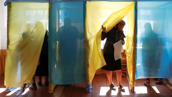Женщина выходит из кабины для голосования на избирательном участке во время президентских выборов в Украине в Космаче - Sputnik Литва