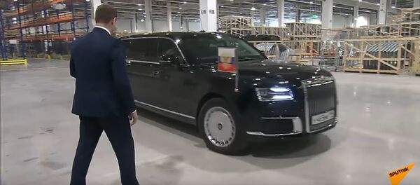Путин въехал в цех завода Mercedes на российском Aurus Путин въехал в цех завода Mercedes на российском Aurus - Sputnik Lietuva