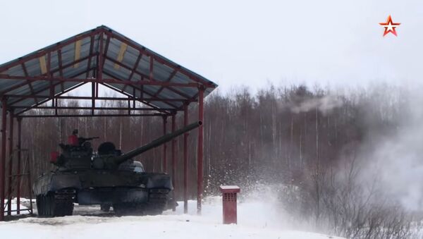 Стреляющий дровами танк Т-80 показали на видео - Sputnik Литва