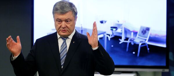 Президент Украины Петр Порошенко после сдачи анализов на алкоголь и наркотики в Киеве, апреля 2019 года Президент Украины Петр Порошенко после сдачи анализов на алкоголь и наркотики в Киеве, апреля 2019 года - Sputnik Литва
