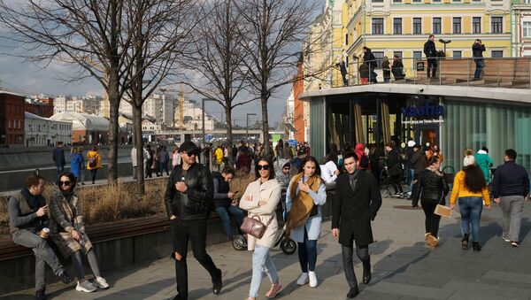 Люди гуляют по Крымской набережной в Москве, архивное фото - Sputnik Литва
