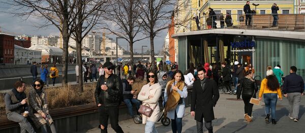 Люди гуляют по Крымской набережной в Москве, архивное фото Люди гуляют по Крымской набережной в Москве, архивное фото - Sputnik Литва