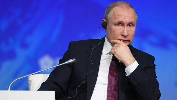 Президент РФ Владимир Путин на форуме  Арктика – территория диалога, 9 апреля 2019 года - Sputnik Литва