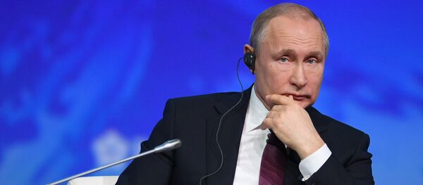 Президент РФ Владимир Путин на форуме  Арктика – территория диалога, 9 апреля 2019 года - Sputnik Литва