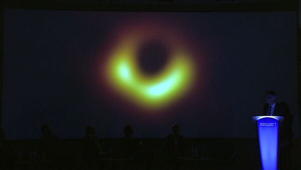 Астрофизики продемонстрировали первое фото черной дыры - Sputnik Литва