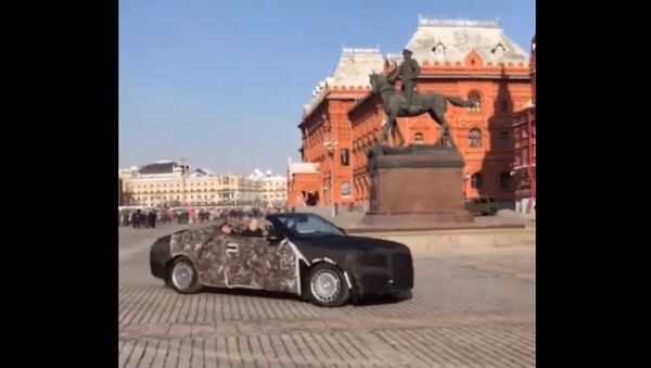 В Сети появилось видео проезда кабриолета Aurus по Красной площади - Sputnik Литва