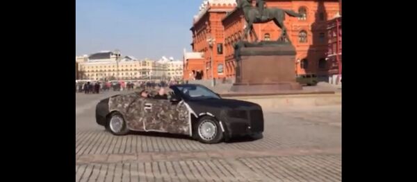 В Сети появилось видео проезда кабриолета Aurus по Красной площади В Сети появилось видео проезда кабриолета Aurus по Красной площади - Sputnik Литва