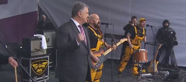 Порошенко станцевал на стадионе Порошенко станцевал на стадионе - Sputnik Литва