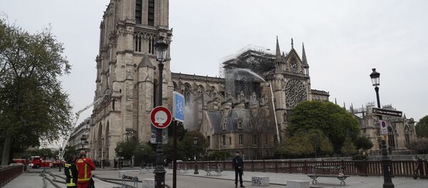 Французские пожарные борются с последствиями возгорания в соборе Парижской Богоматери, 16 апреля 2019 года Французские пожарные борются с последствиями возгорания в соборе Парижской Богоматери, 16 апреля 2019 года - Sputnik Литва