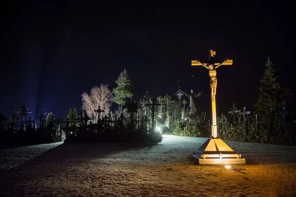 Suskaičiuota, kad Kryžių kalne yra apie 200 tūkst. kryžių, atvežtų ne tik iš įvairių Lietuvos vietų, bet ir iš užsienio.
Suskaičiuota, kad Kryžių kalne yra apie 200 tūkst. kryžių, atvežtų ne tik iš įvairių Lietuvos vietų, bet ir iš užsienio.
- Sputnik Lietuva