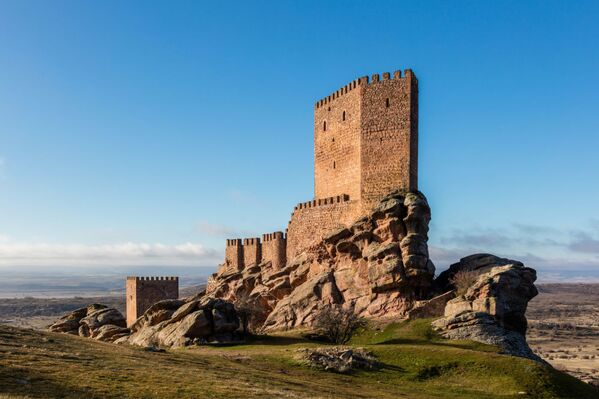 Замок Сафра XIII века, расположенный в испанской провинции Гвадалахара   - Sputnik Lietuva