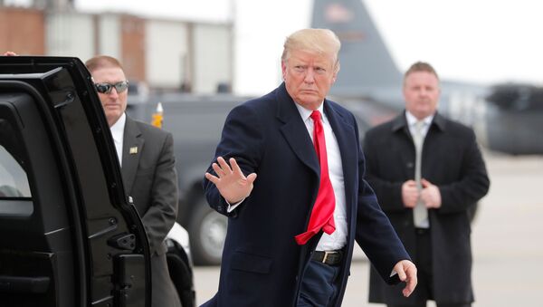 Президент США Дональд Трамп в аэропорту Миннеаполиса, 15 апреля 2019 года - Sputnik Литва