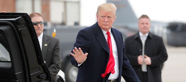 Президент США Дональд Трамп в аэропорту Миннеаполиса, 15 апреля 2019 года Президент США Дональд Трамп в аэропорту Миннеаполиса, 15 апреля 2019 года - Sputnik Литва