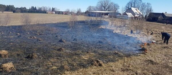 Горит сухая трава Горит сухая трава - Sputnik Lietuva