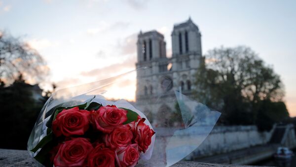 Букет роз на фоне собора Парижской богоматери, пострадавшего от пожара, 17 апреля 2019 года - Sputnik Литва