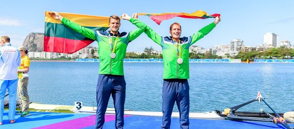 Литовские гребцы Саулюс Риттерис и Миндаугас Гришконис в финале Олимпийских игр в заплыве парных двоек пришли вторыми, получив серебро - Sputnik Литва